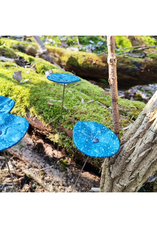 Akvamarin alapszínű ovális üvegvirág fehér pöttyökkel , kültéri használatra, 43 cm-es acélszáron