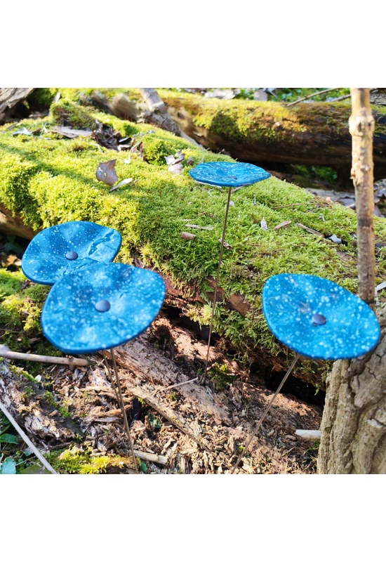 Akvamarin alapszínű ovális üvegvirág fehér pöttyökkel , kültéri használatra, 43 cm-es acélszáron