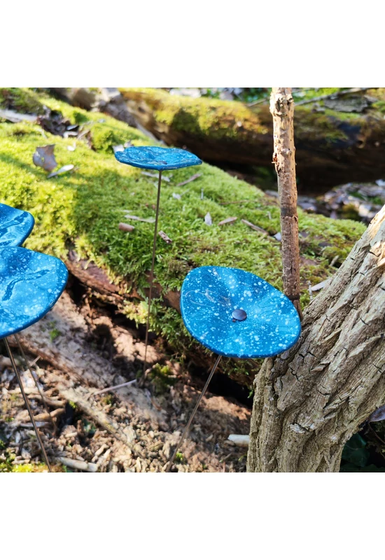 Akvamarin alapszínű ovális üvegvirág fehér pöttyökkel , kültéri használatra, 43 cm-es acélszáron