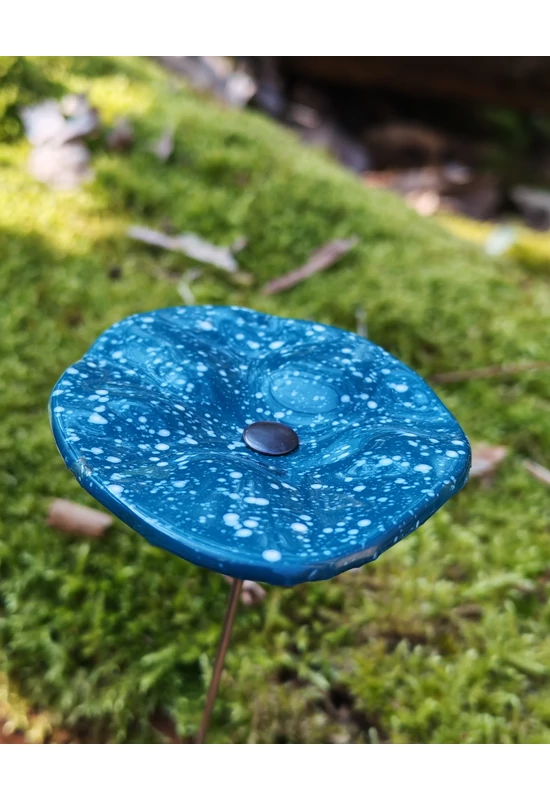 Akvamarin alapszínű ovális üvegvirág fehér pöttyökkel , kültéri használatra, 43 cm-es acélszáron