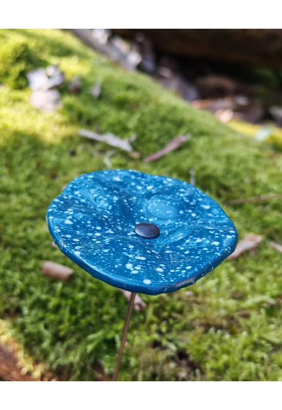 Akvamarin alapszínű ovális üvegvirág fehér pöttyökkel , kültéri használatra, 43 cm-es acélszáron