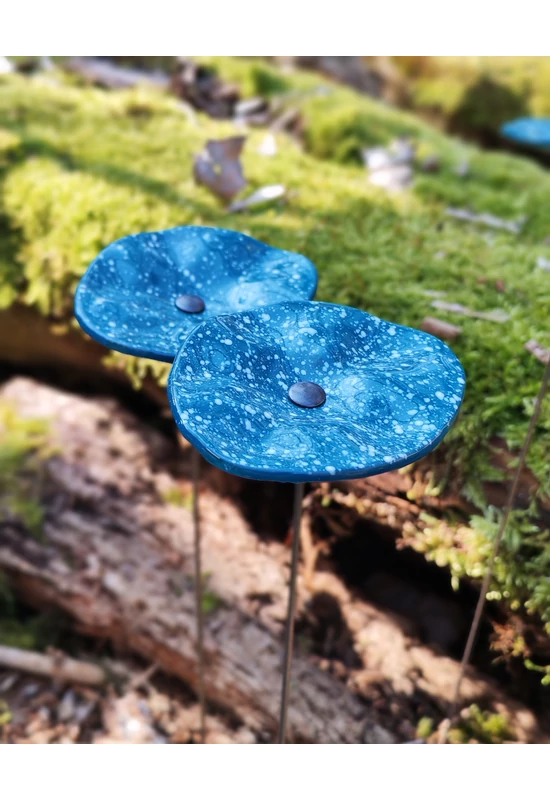 Akvamarin alapszínű ovális üvegvirág fehér pöttyökkel , kültéri használatra, 43 cm-es acélszáron