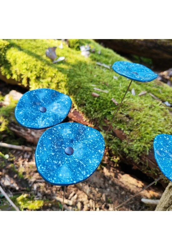 Oval glass flower in aquamarin with wihite spots, the lenght of the stem is 43 cm