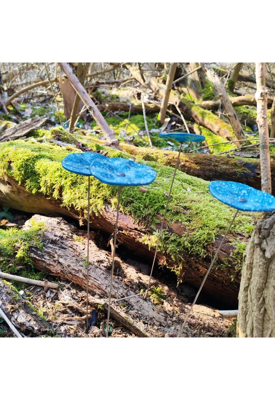 Akvamarin alapszínű ovális üvegvirág fehér pöttyökkel , kültéri használatra, 43 cm-es acélszáron