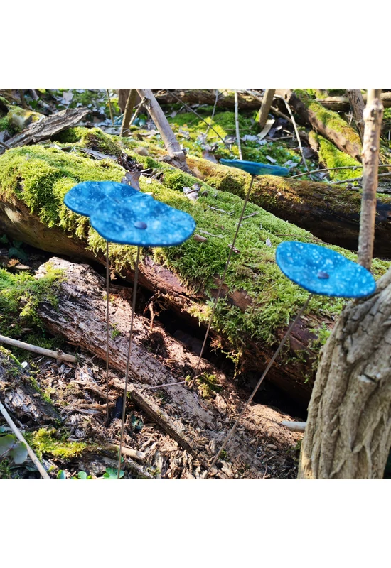 Akvamarin alapszínű ovális üvegvirág fehér pöttyökkel , kültéri használatra, 43 cm-es acélszáron