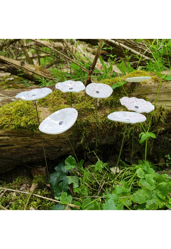 Fehér alapszínű ovális üvegvirág  piros pöttyökkel