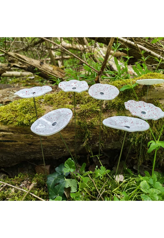 Fehér alapszínű ovális üvegvirág  piros pöttyökkel