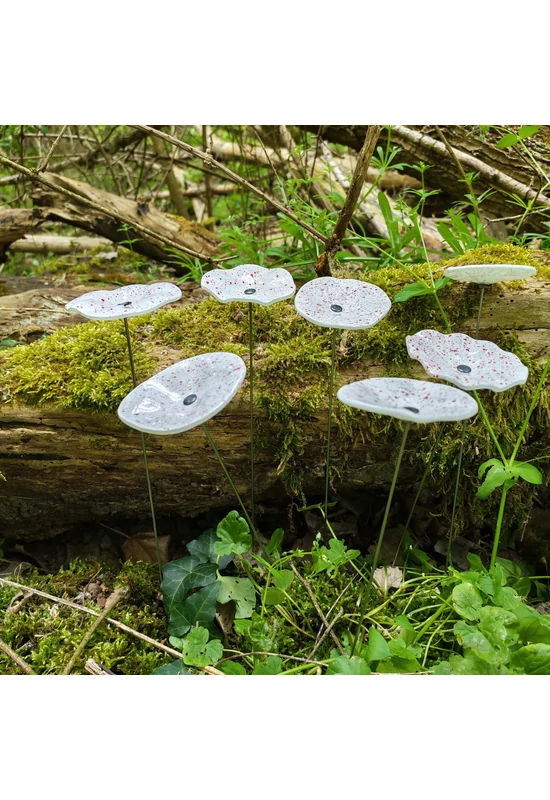 Fehér alapszínű ovális üvegvirág  piros pöttyökkel