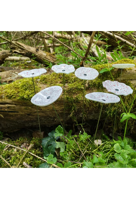 Fehér alapszínű ovális üvegvirág  piros pöttyökkel