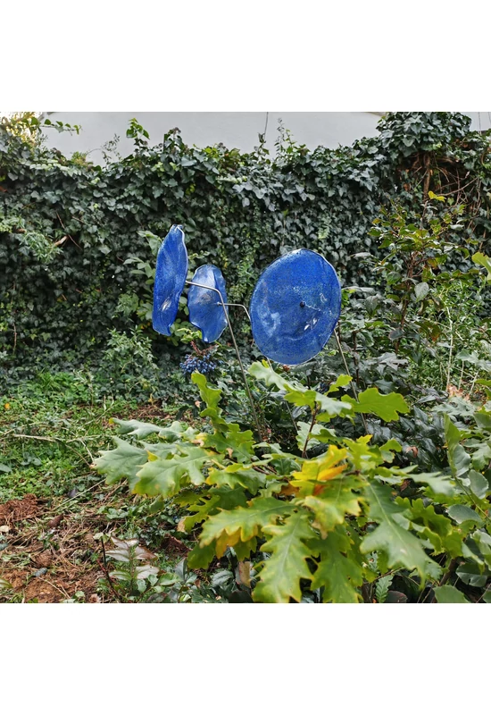 Nagy méretű 18 cm átmérőjű üveg virág kültérre transzparens- sötétkék-világoskék színben 100 cm -es rozsdamentes acélszáron