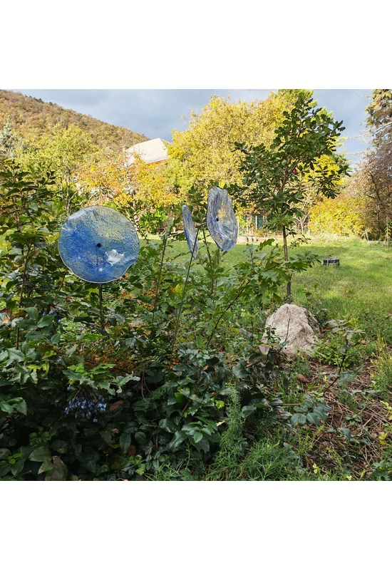 Nagy méretű 18 cm átmérőjű üveg virág kültérre transzparens- sötétkék-világoskék színben 100 cm -es rozsdamentes acélszáron
