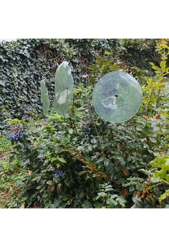 Nagy méretű 18 cm átmérőjű üveg virág kültérre transzparens- zöld-sötétkék színben 100 cm -es rozsdamentes acélszáron