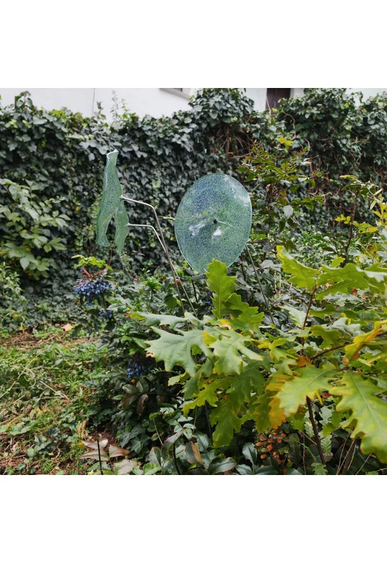 Nagy méretű 18 cm átmérőjű üveg virág kültérre transzparens- zöld-sötétkék színben 100 cm -es rozsdamentes acélszáron