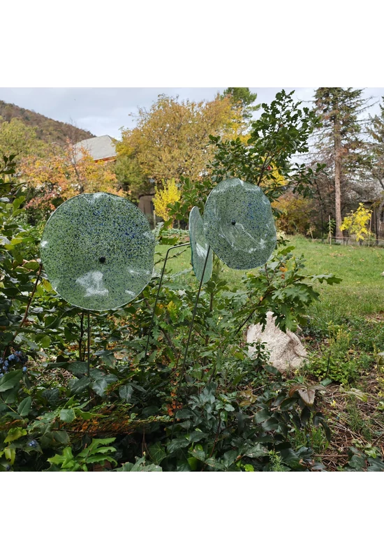 Nagy méretű 18 cm átmérőjű üveg virág kültérre transzparens- zöld-sötétkék színben 100 cm -es rozsdamentes acélszáron
