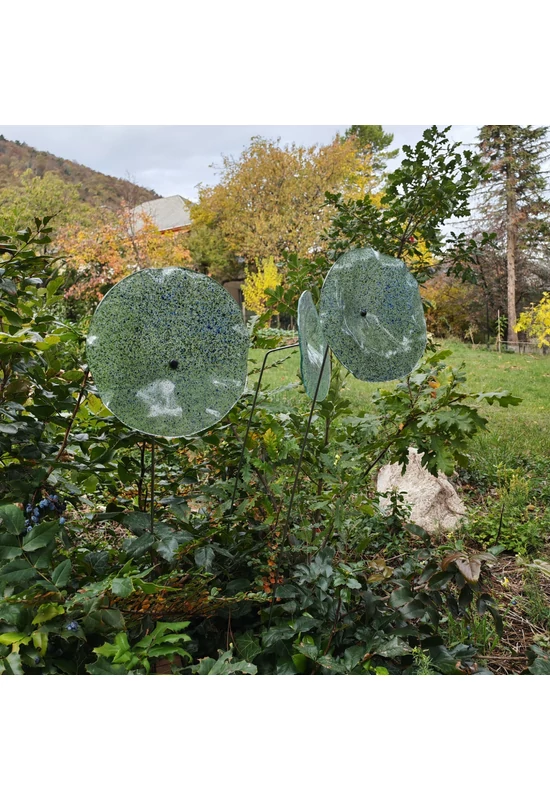Nagy méretű 18 cm átmérőjű üveg virág kültérre transzparens- zöld-sötétkék színben 100 cm -es rozsdamentes acélszáron