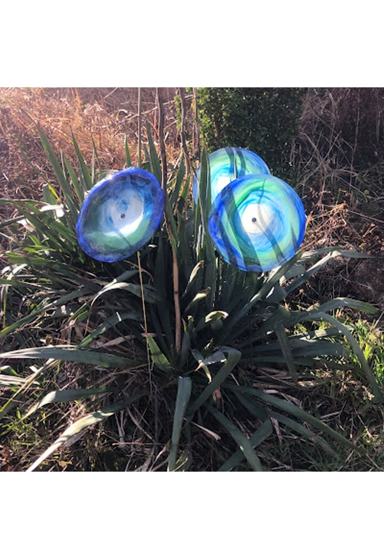 Nagy méretű 18 cm átmérőjű üveg virág kültérre sötétkék-zöld színben 100 cm -es rozsdamentes acélszáron
