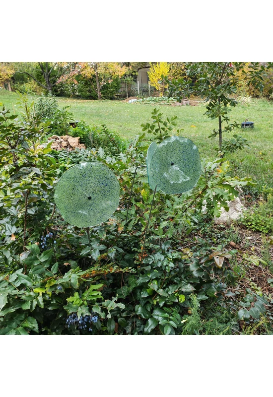 Közepes méretű üveg tölcsér virág kültérre transzparens- zöld-sötétkék színben 100 cm -es rozsdamentes acélszáron