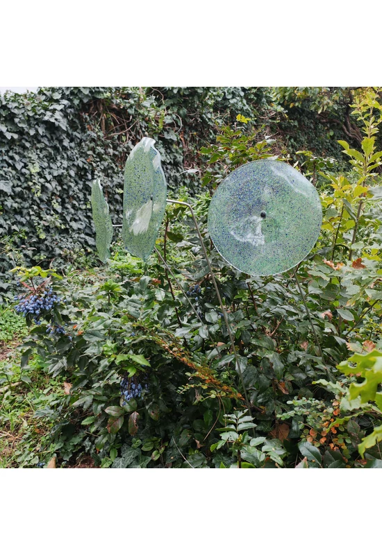 Közepes méretű üveg tölcsér virág kültérre transzparens- zöld-sötétkék színben 100 cm -es rozsdamentes acélszáron