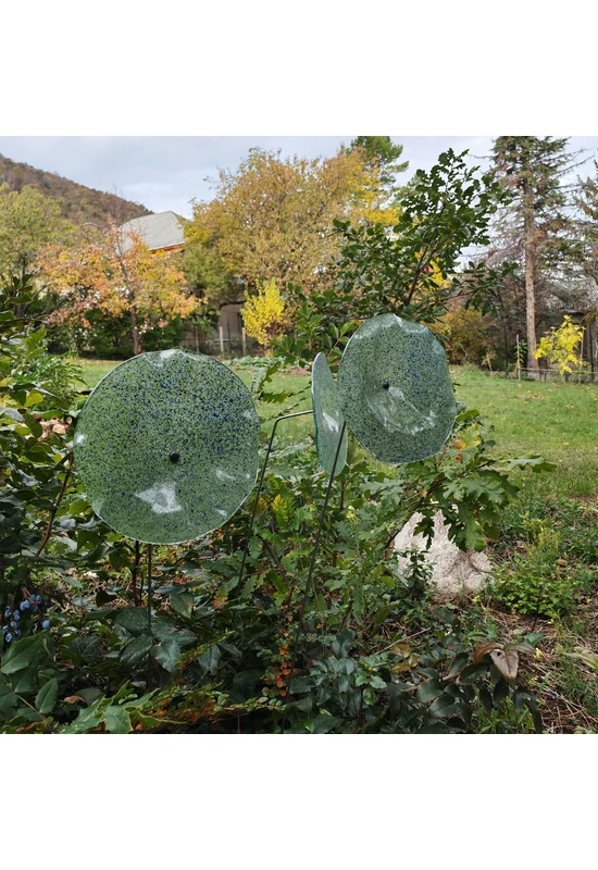 Közepes méretű üveg tölcsér virág kültérre transzparens- zöld-sötétkék színben 100 cm -es rozsdamentes acélszáron