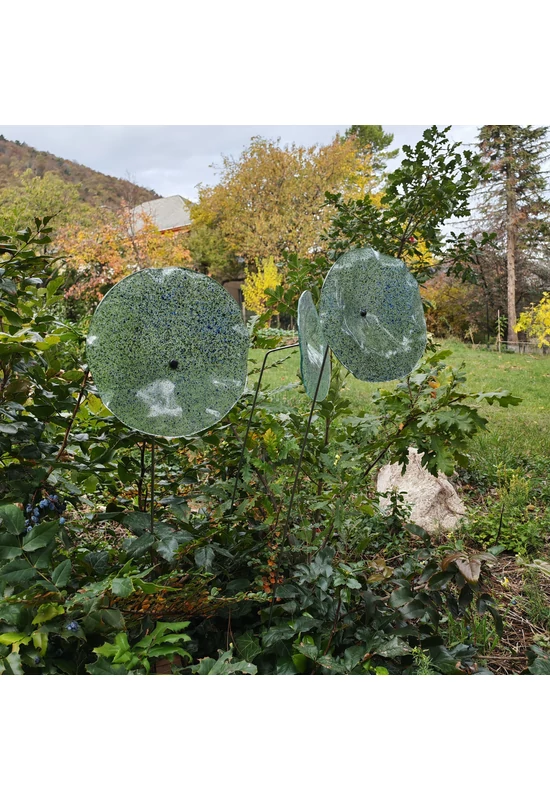 Közepes méretű üveg tölcsér virág kültérre transzparens- zöld-sötétkék színben 100 cm -es rozsdamentes acélszáron