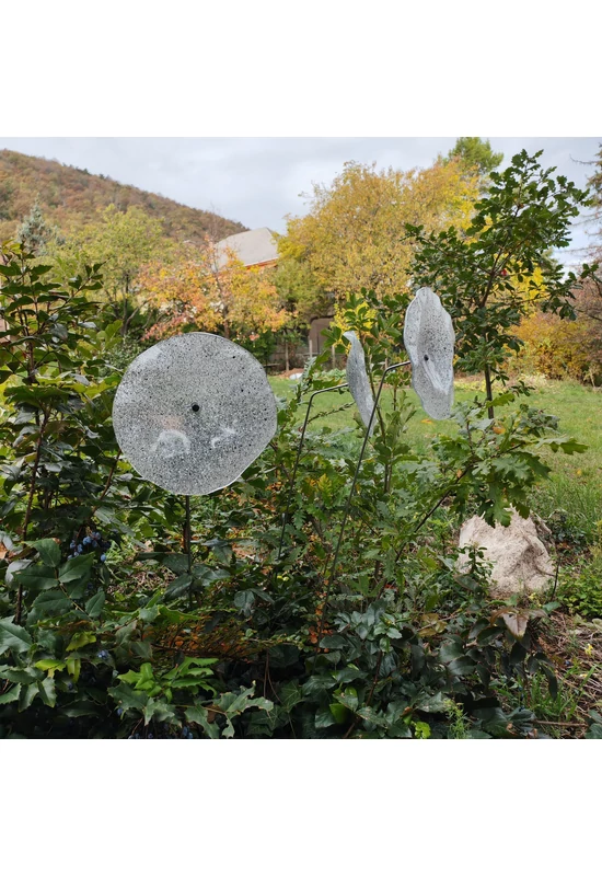 Nagy méretű 18 cm átmérőjű üveg virág kültérre transzparens- fehér-fekete színben 100 cm -es rozsdamentes acélszáron