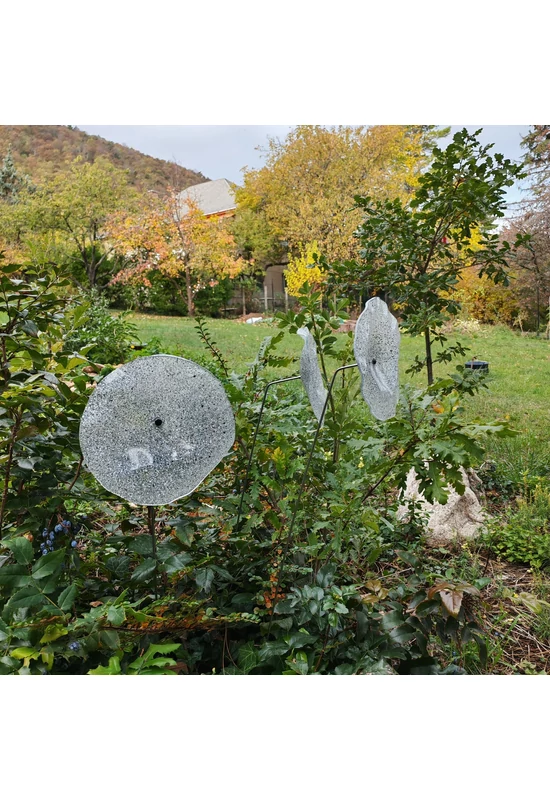Nagy méretű 18 cm átmérőjű üveg virág kültérre transzparens- fehér-fekete színben 100 cm -es rozsdamentes acélszáron