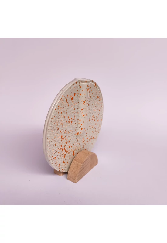 Kis kerek váza bükkfa talppal, 13 cm - fehér-narancs