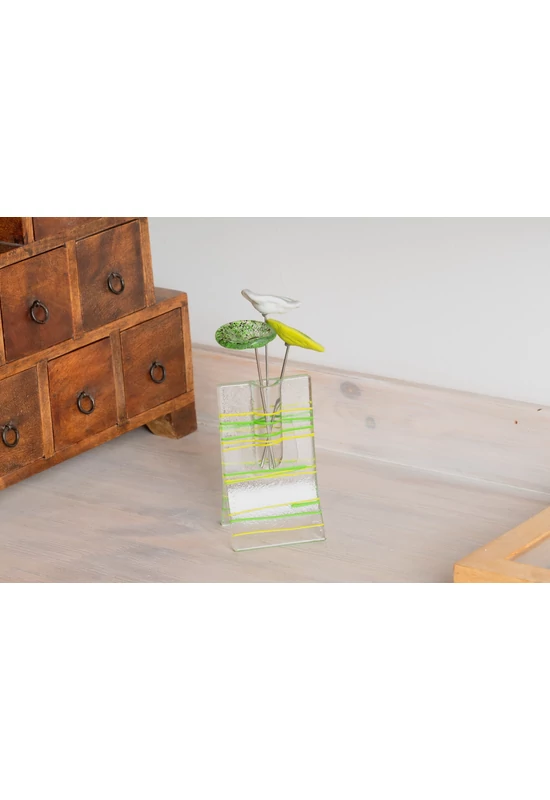 Kis méretű 8x13 cm-es váza 3 darab kis virággal almazöld-zöld színállásban fekvő