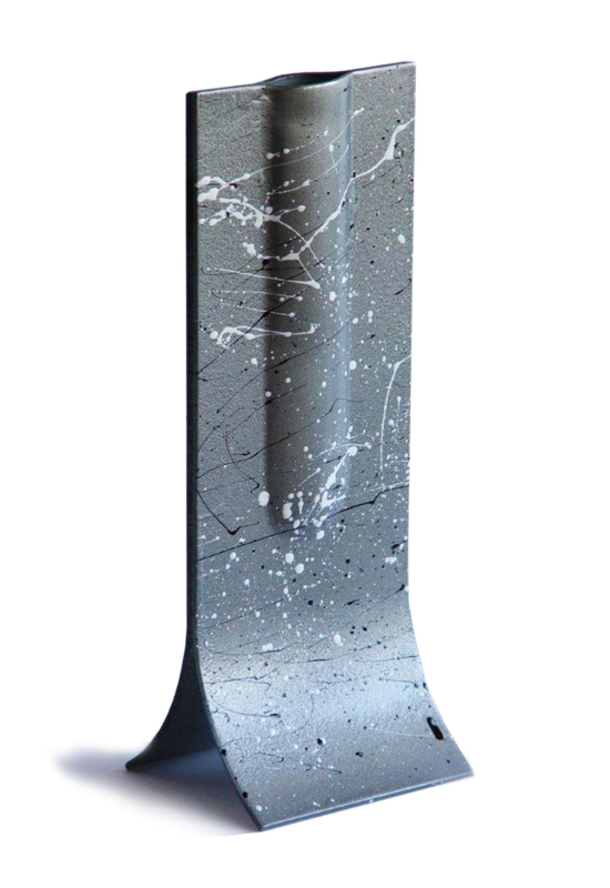 Ezüst alapú váza fekete-fehér fröcskölt mintával 14x36 cm-es méretben