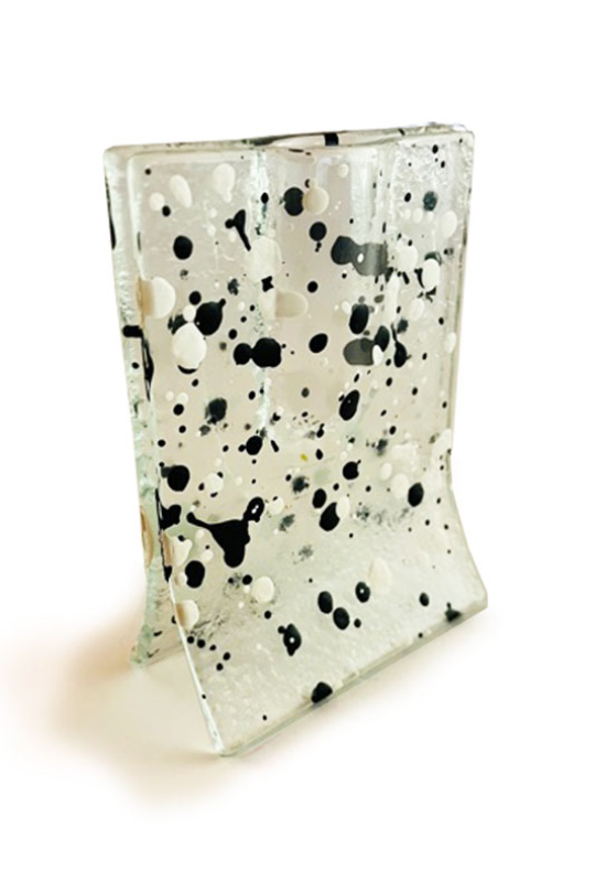 Transzparens alapú fekete-fehér fröcskölt mintájú kis váza 8x10 cm-es méretben