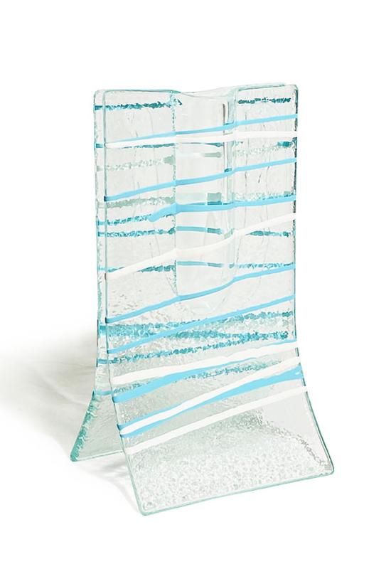 Transzparens alapú világoskék-fehér csíkos mintájú kis váza 8x13 cm-es méretben